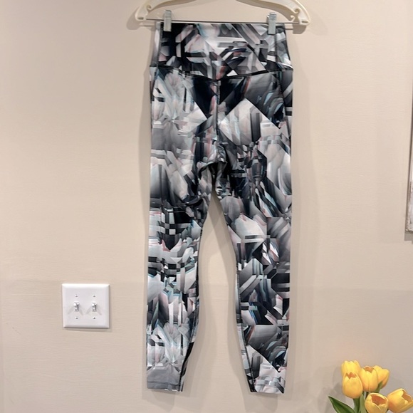🔥NIKE Dry Fit Geometric Patterned Leggings🔥 - Picture 2 of 8